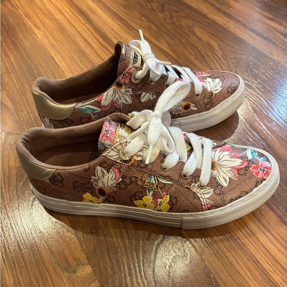 GUESS Women's Loven Sneaker Floral Size 7 1/2 M New without box - Picture 1 of 6